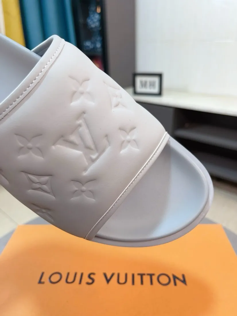 Men's shoes 💰360🌹🌹 (lv-Louis Vuitton) new men's sandals, high-end boutique, exquisite embossed logo decoration on the upper, fine workmanship, super soft soles, casual, loose and comfortable, a must-have in summer! \nsize：38-44
